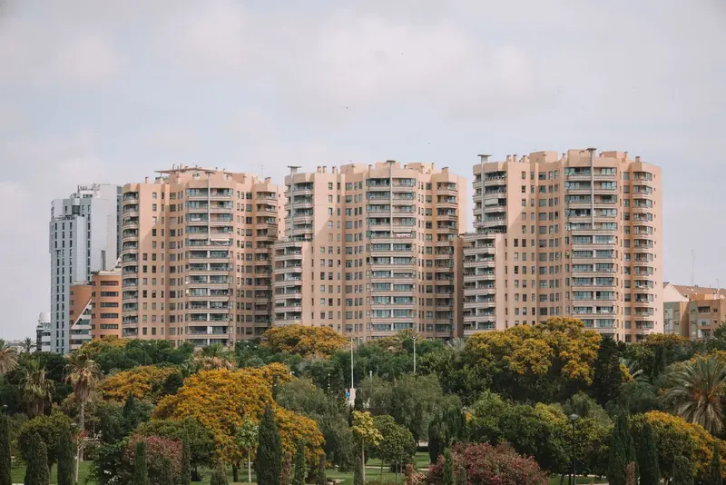 Résidences d’une ville côtière espagnole au-dessus des pins